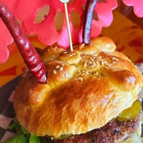 Hamburguesa especial pan de muerto